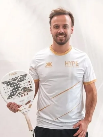 Tiago, de raquete na mão, com a camisola do Hype.
